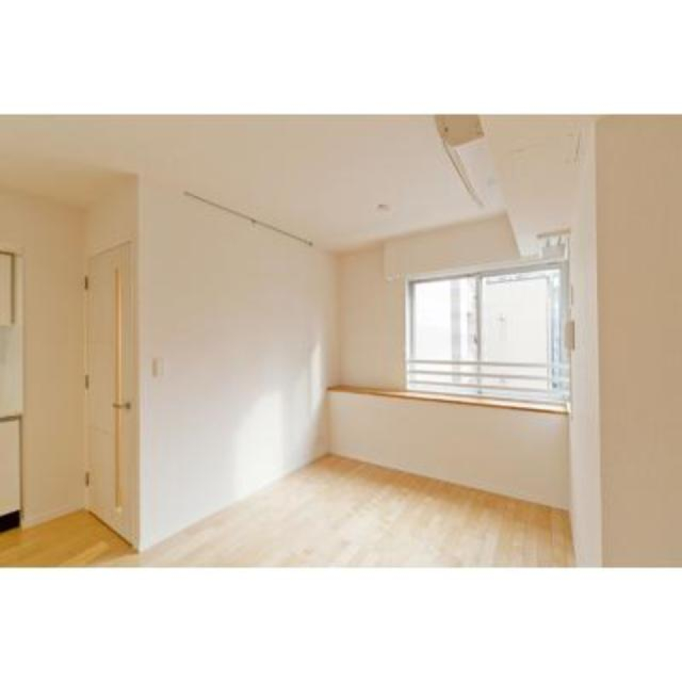 明るい日差しが入る室内。※写真は同タイプ住戸です。