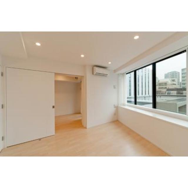 １０．０帖のリビングの先には５．８帖の個室が見えます。※写真は同タイプ住戸です。