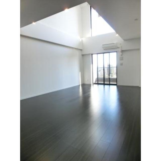 吹き抜けのような天井の高さを感じる間取り