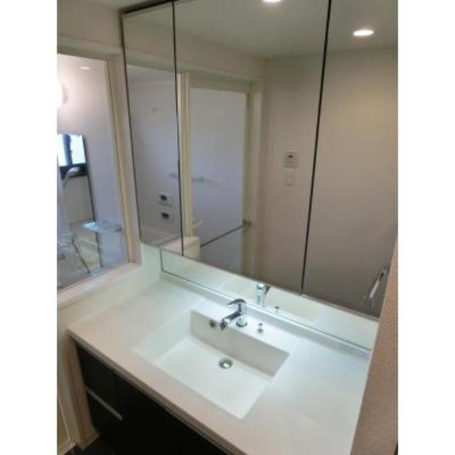 壁めいっぱいに広がる鏡