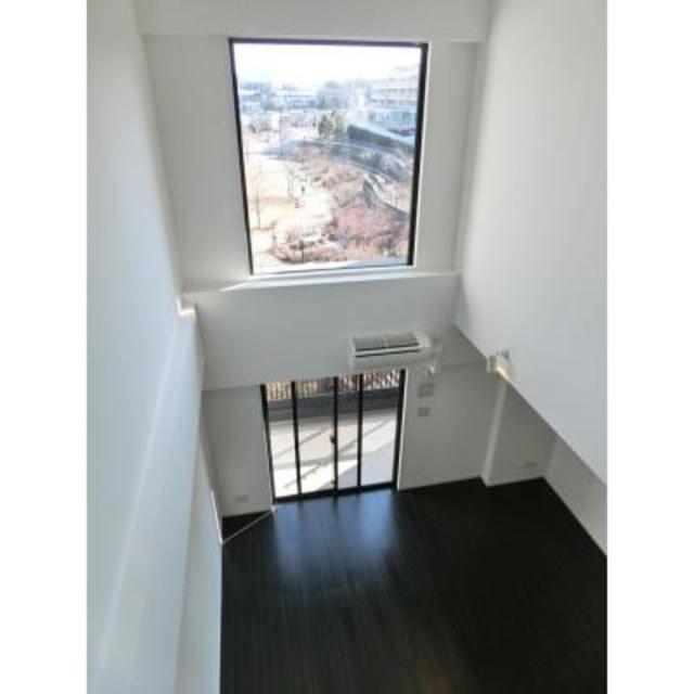 大きな窓が太陽をいっぱい取り込む