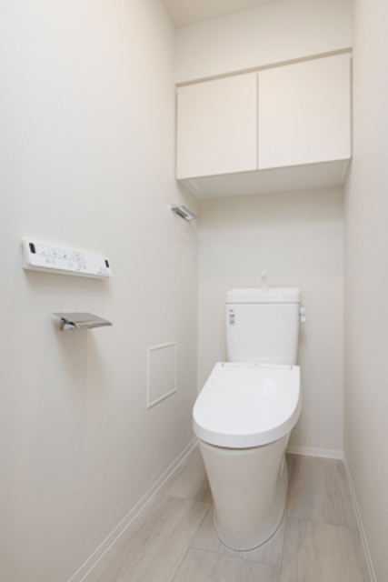 棚があるので掃除用具など整理整頓しやすそうですね。※写真は同タイプ住戸です。