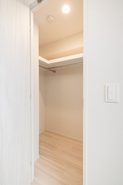 ウォークインクローゼットを開けた時の様子。※写真は同タイプ住戸です。