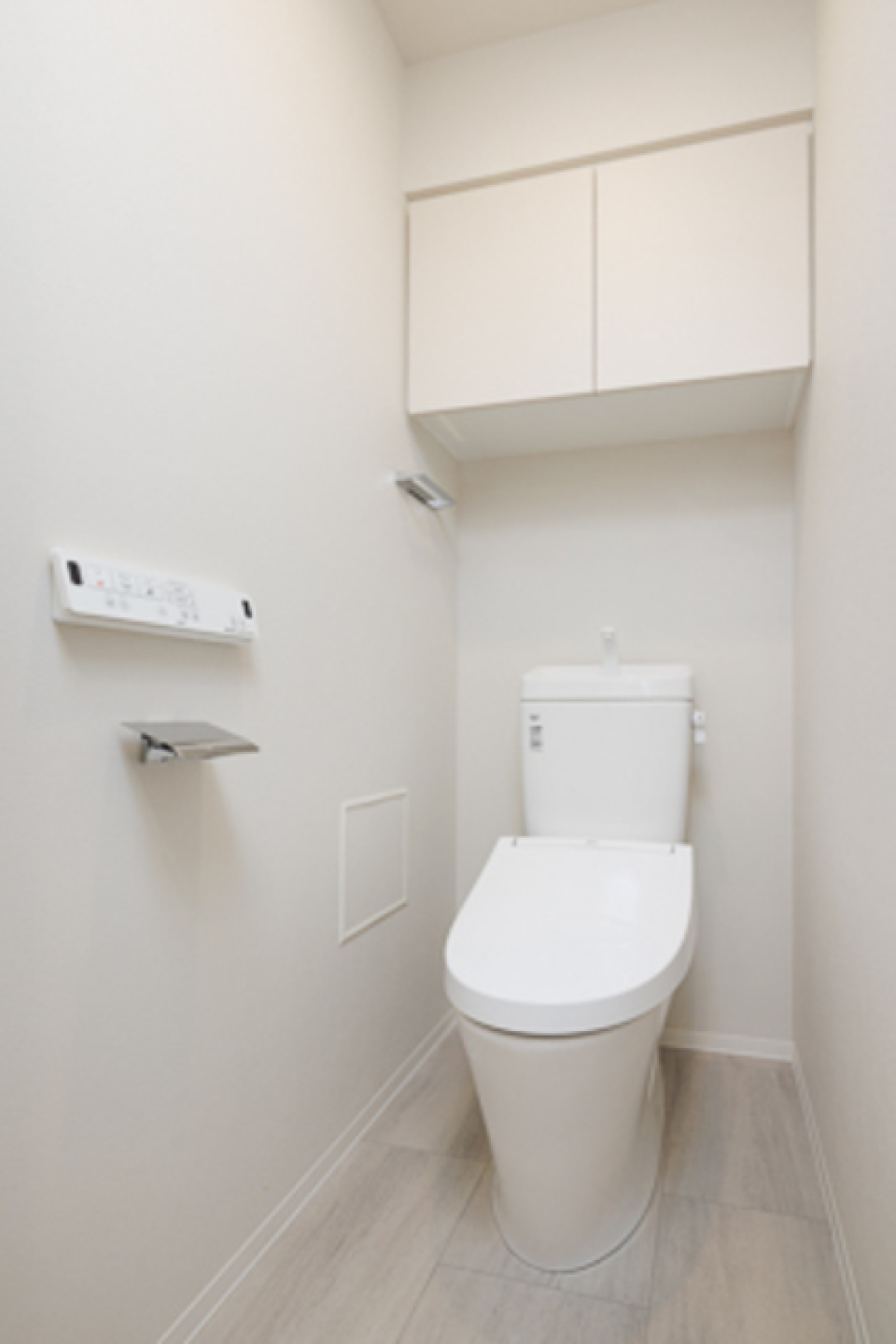 棚があるので掃除用具など整理整頓しやすそうですね。※写真は同タイプ住戸です。