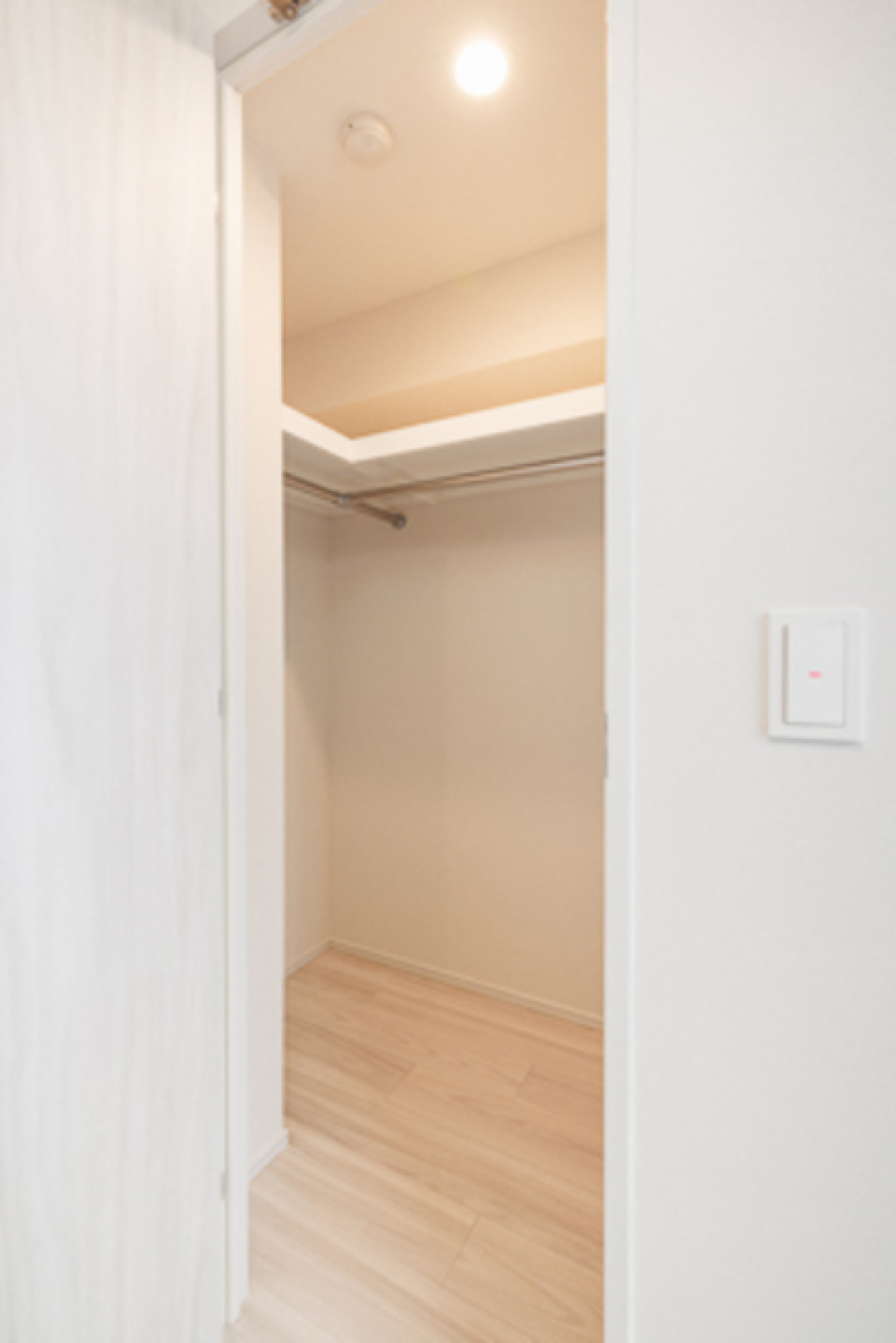 ウォークインクローゼットを開けた時の様子。※写真は同タイプ住戸です。