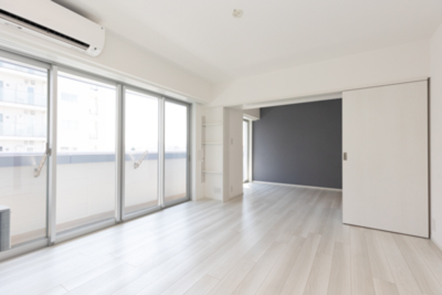 真っ白な空間の中にグレーの壁が現れます。※写真は同タイプ住戸です。