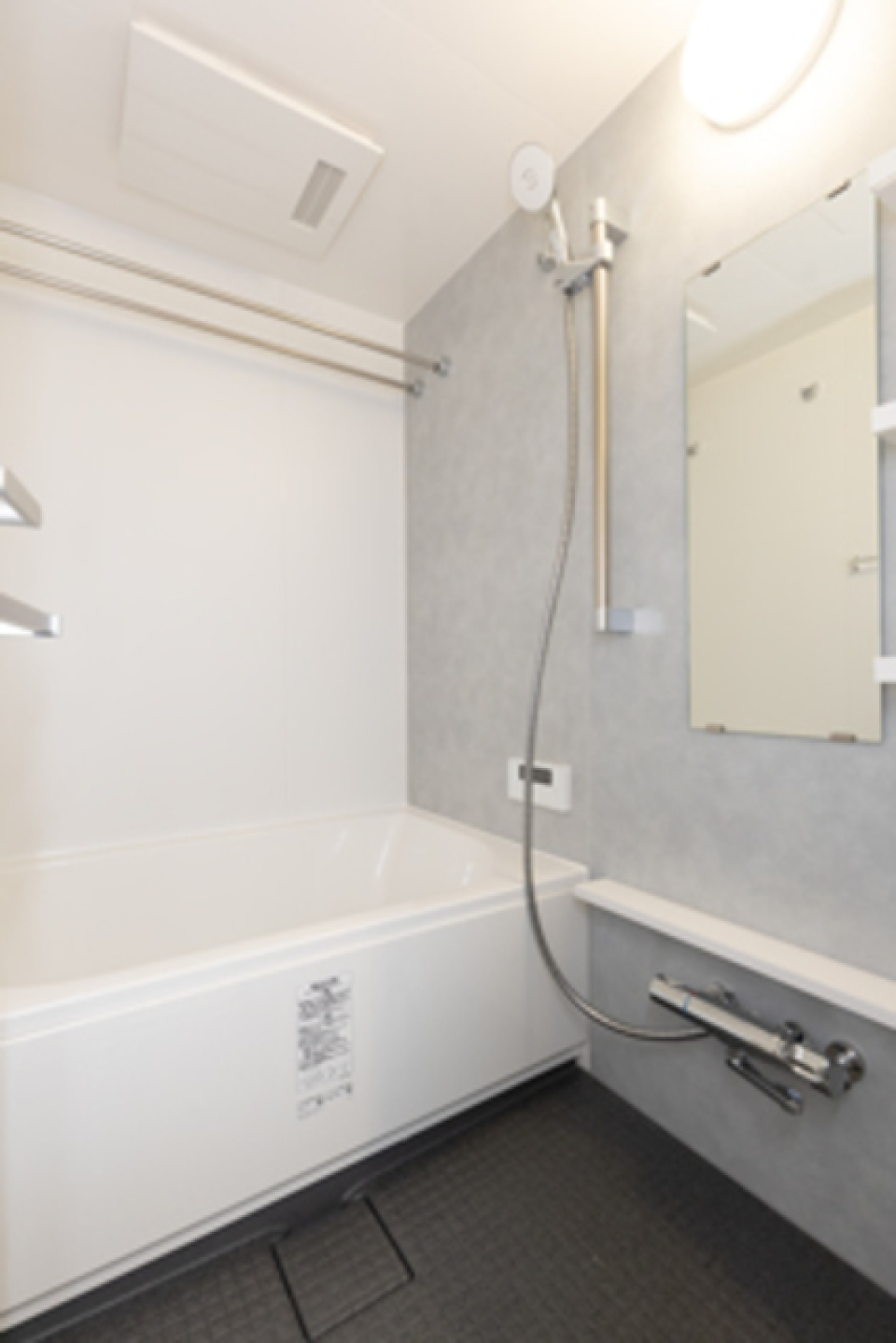 寝室も白っぽく統一されていて、雰囲気がいいですね！※写真は同タイプ住戸です。