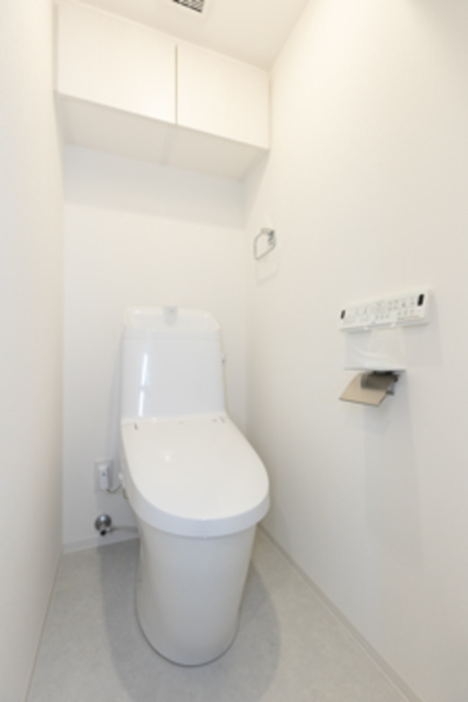 棚があるので掃除用具を整理整頓しやすそうです。※写真は同タイプ住戸です。