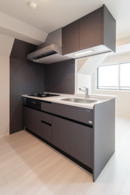 キッチンは対面式！広々とした綺麗なキッチンなので、お料理の腕がなっちゃうかもしれません！
※写真は同タイプ住戸です。