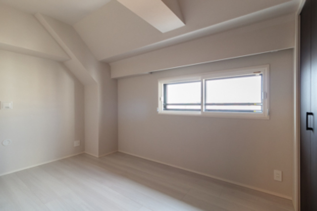 こちらはベッドルーム、陽の光が窓から入り、すっきりとした朝を迎えられそうですね！
※写真は同タイプ住戸です。