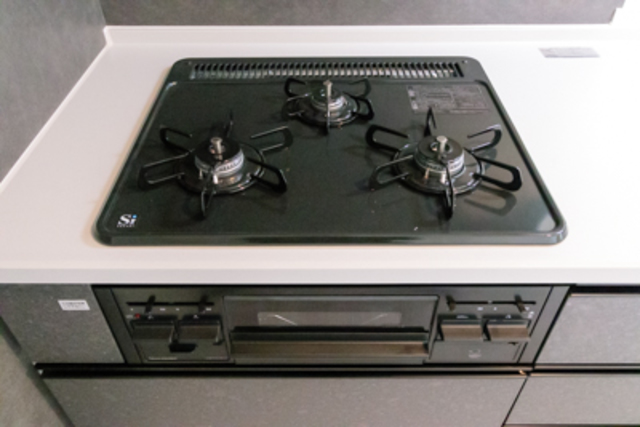 3口コンロはお料理好きにはたまらない！グリル付きなので、お料理の幅が広がりそうですね。
※写真は同タイプ住戸です。