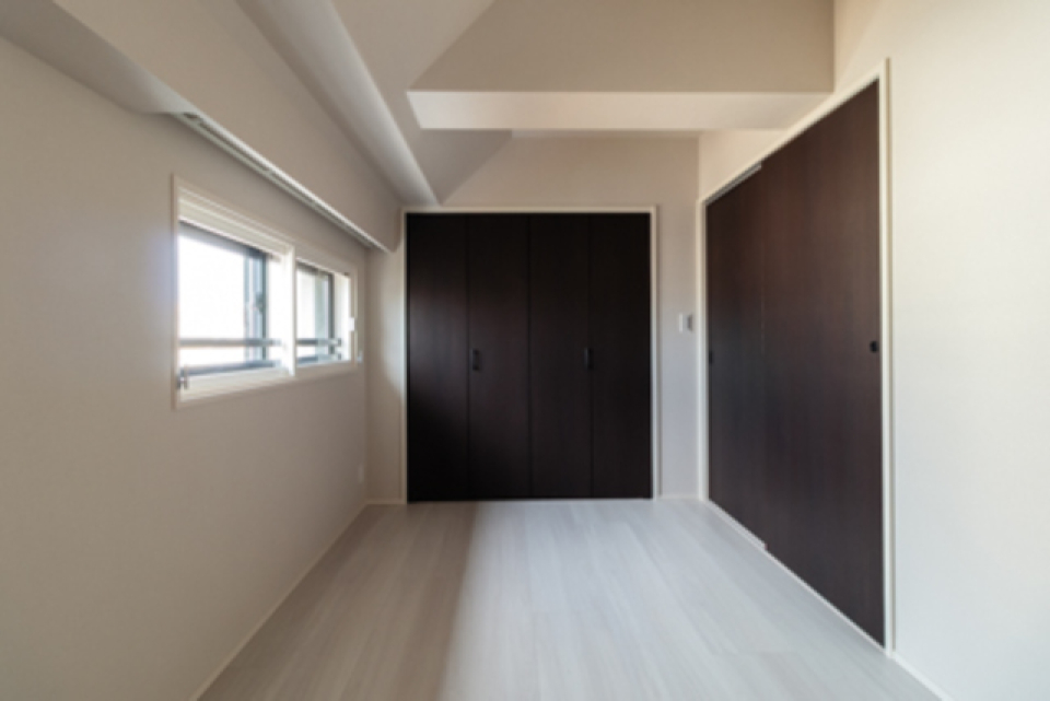 ベッドルームの扉は、ダークブラウンで少し高級感をプラス♪
※写真は同タイプ住戸です。