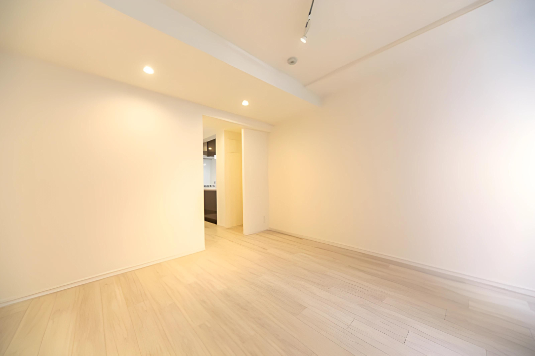 白の壁にナチュラルなホワイトウッドのフロアが続きます。※写真は同タイプ住戸です。