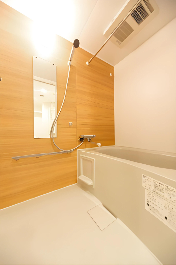 木目調のパネルが導入された浴室です。※写真は同タイプ住戸です。