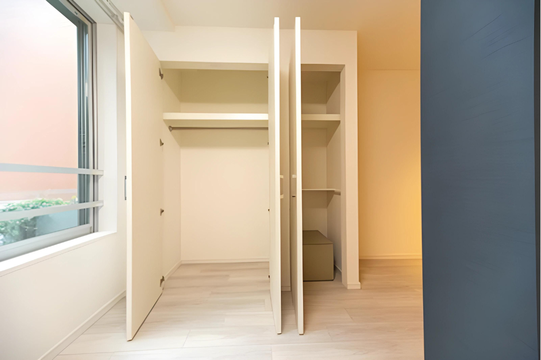 収納を開けた時の様子。※写真は同タイプ住戸です。