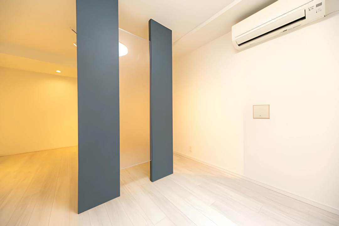 コバルトブルーの壁が現れます。※写真は同タイプ住戸です。