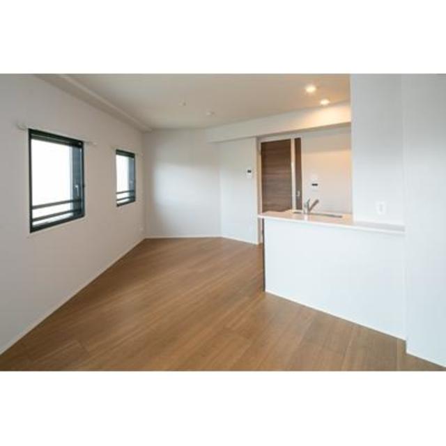 3口のガスコンロのキッチンにはカウンターがあり、部屋とバルコニーを眺めることが出来ます。※写真は同タイプ住戸です。