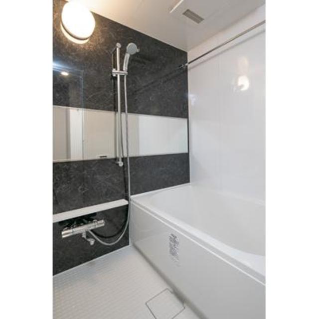 トーンが低めの浴室なので落ち着いた雰囲気になっていますね。※写真は同タイプ住戸です。