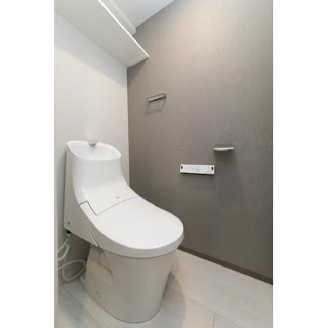 グレーのウォールがオシャレなトイレです。※写真は同タイプ住戸です。