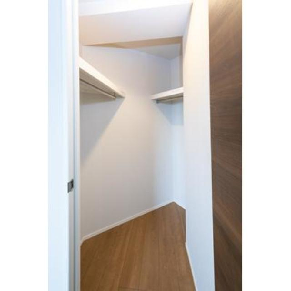 ウォークインクローゼットの中の様子です。※写真は同タイプ住戸です。