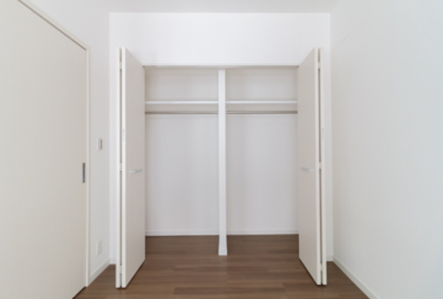 収納を開けた時の様子。※写真は同タイプ住戸です。