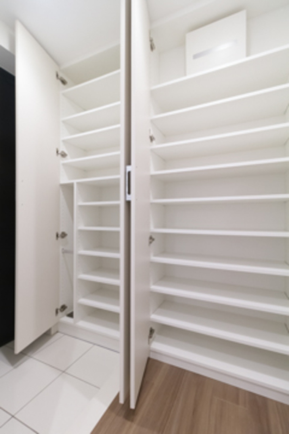 シューズボックスの容量はこんなにたくさん‼
※写真は同タイプ住戸です。