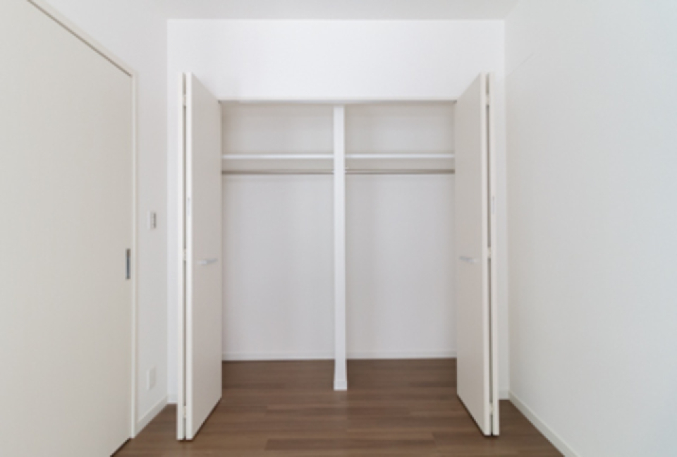 収納を開けた時の様子。※写真は同タイプ住戸です。