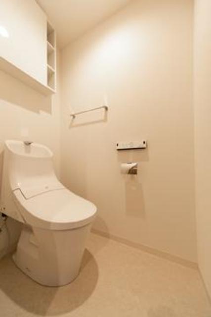 棚があるので掃除用具を整理整頓しやすそうです。※写真は同タイプ住戸です。