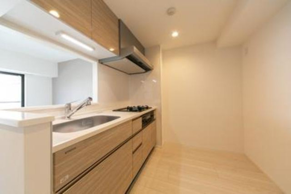 3口のガスコンロが導入されたキッチン。※写真は同タイプ住戸です。