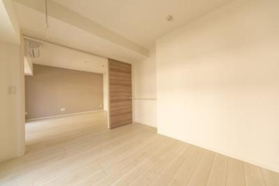 6.1帖の洋室からリビングを眺めた時の様子。※写真は同タイプ住戸です。