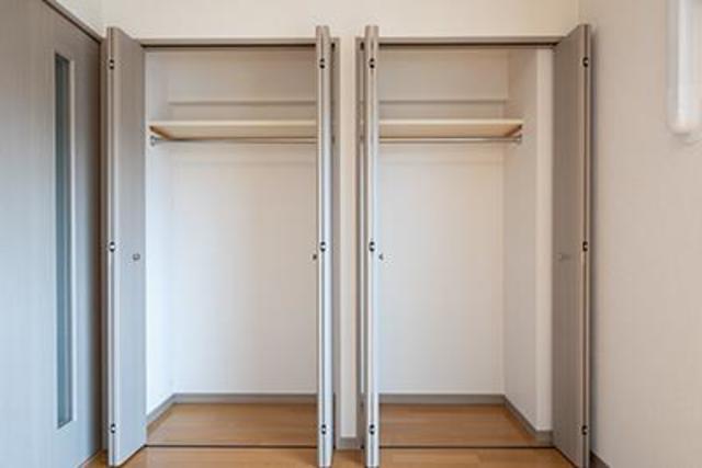 クローゼットを開けた時の様子。※写真は同タイプ住戸です。