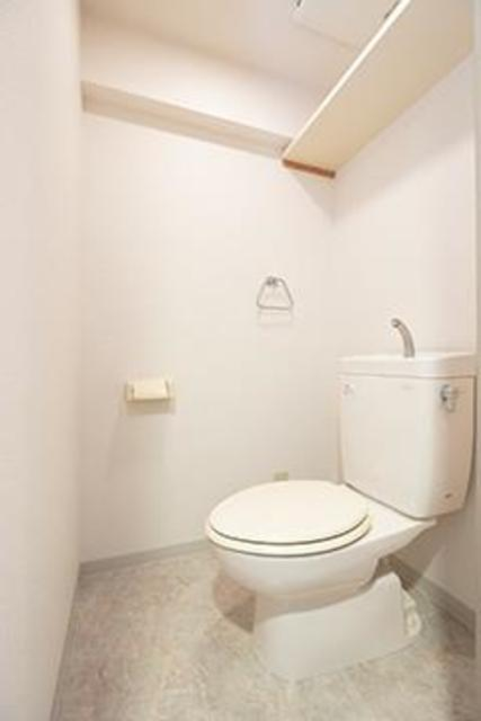 シンプルなトイレ。※写真は同タイプ住戸です。