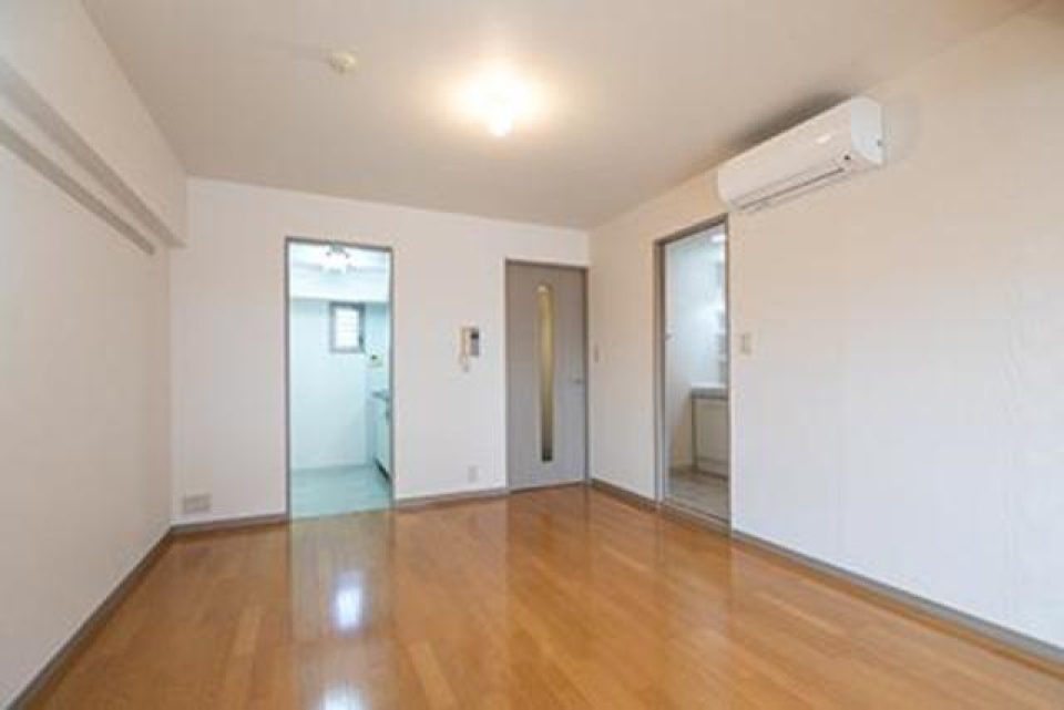 キッチンがちらりと見えますね。※写真は同タイプ住戸です。