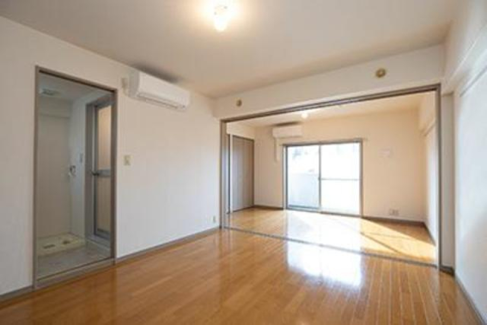 ７．５帖のリビングの先には６．５帖の洋室が広がります。※写真は同タイプ住戸です。