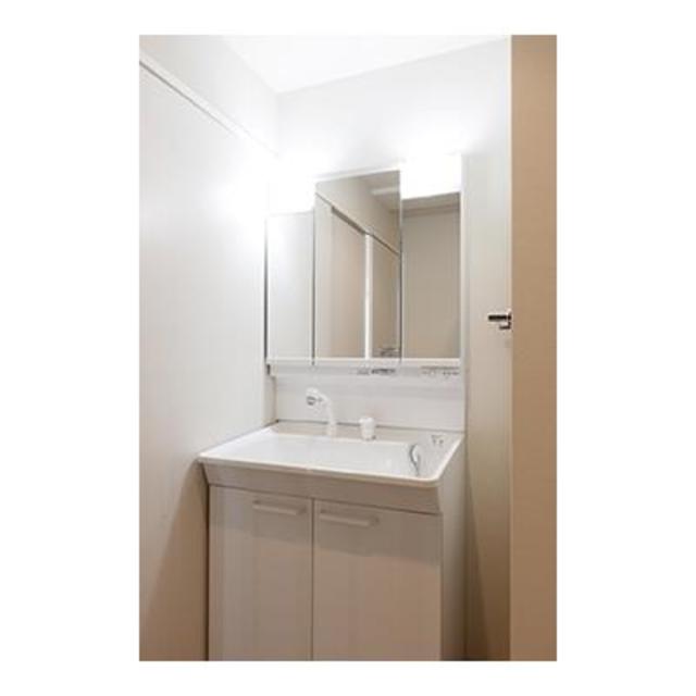 鏡が広い洗面台は、2人ならんでも邪魔にならな・・譲り合いは大事です。朝は早めに起きましょう。
※写真は同タイプ住戸です。