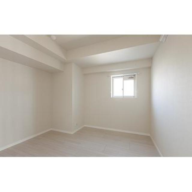 こちらは、間取りにはサービスルームと書かれたお部屋です！6.2帖あります。
※写真は同タイプ住戸です。