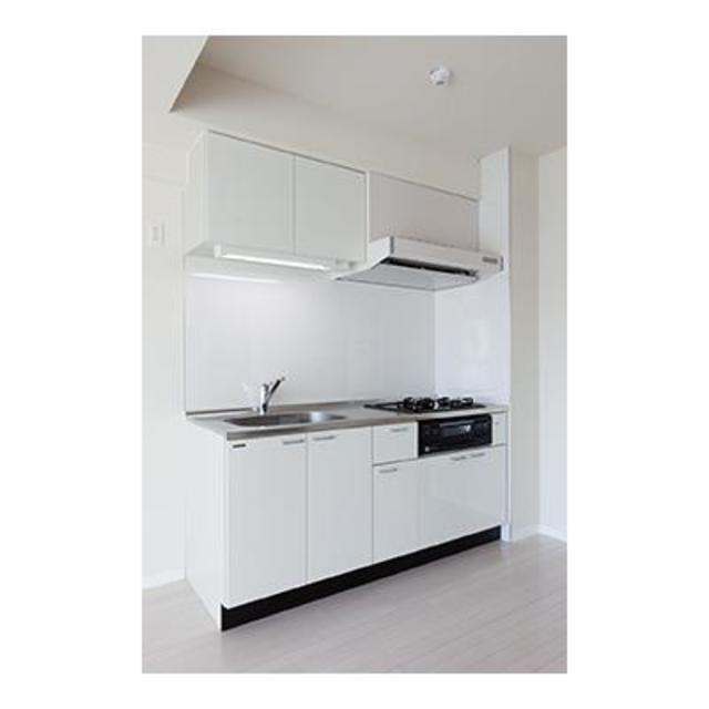 キッチンは清潔感溢れる白でまとめております。
※写真は同タイプ住戸です。