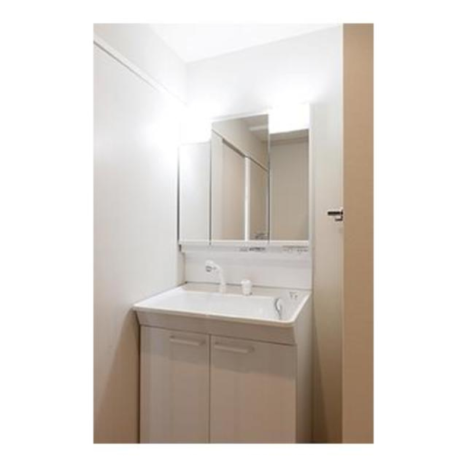 鏡が広い洗面台は、2人ならんでも邪魔にならな・・譲り合いは大事です。朝は早めに起きましょう。
※写真は同タイプ住戸です。