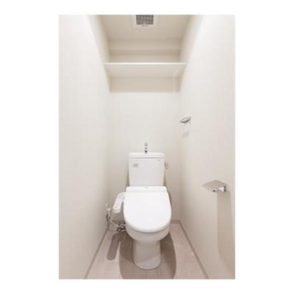 THE　トイレ。
上には棚付きです。何を置くかは自由です。
※写真は同タイプ住戸です。