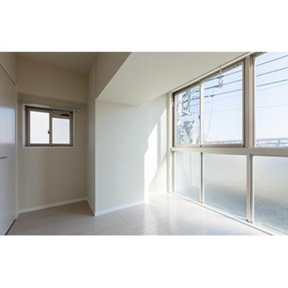 小窓付きベッドルーム。窓全部開けると寒い！という方におススメのサイズの窓です。
※写真は同タイプ住戸です。