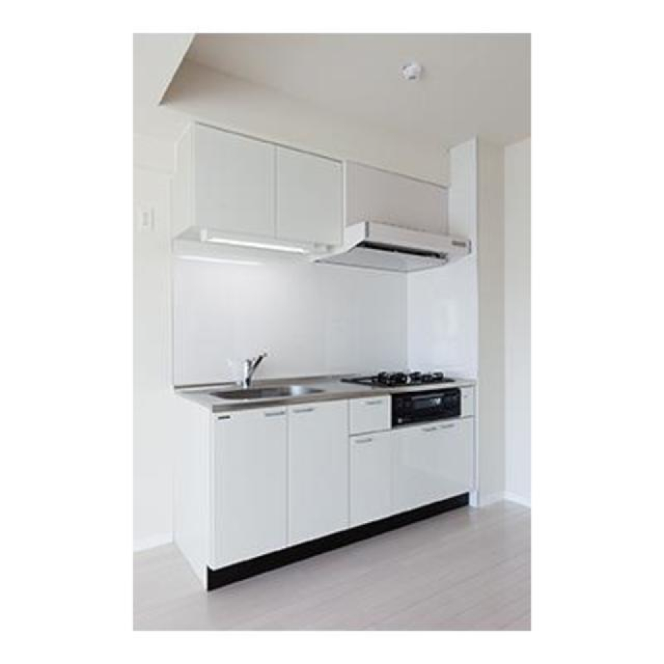 キッチンは清潔感溢れる白でまとめております。
※写真は同タイプ住戸です。