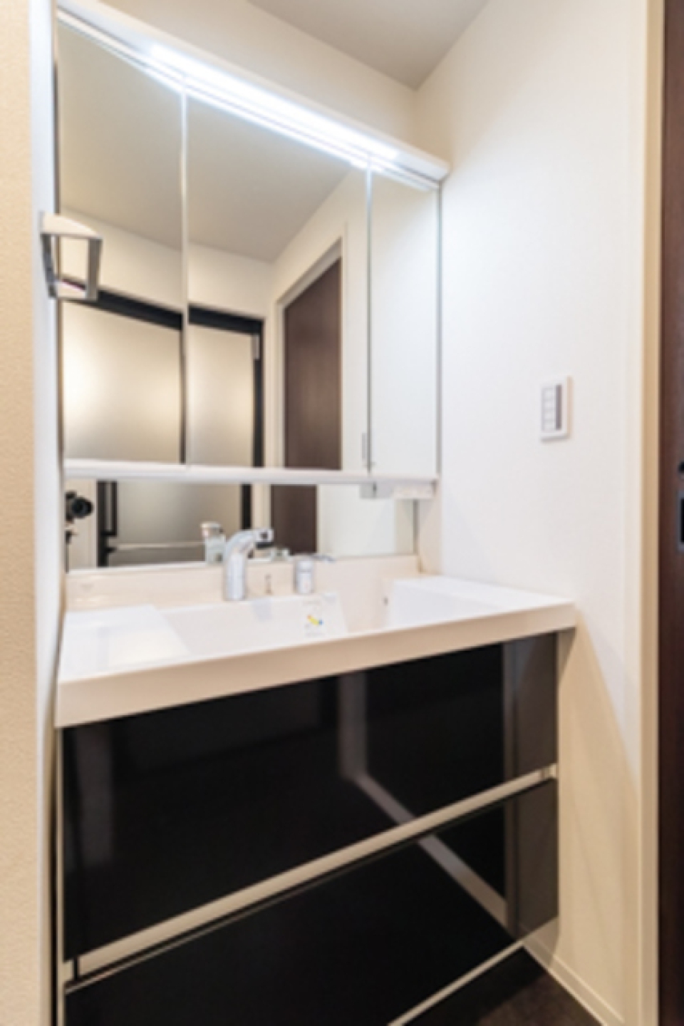 黒いパネルがシックでおしゃれな独立洗面台。※写真は同タイプ住戸です。