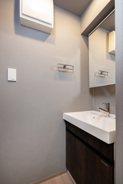 洗面室もグレーや黒で洗練された印象に