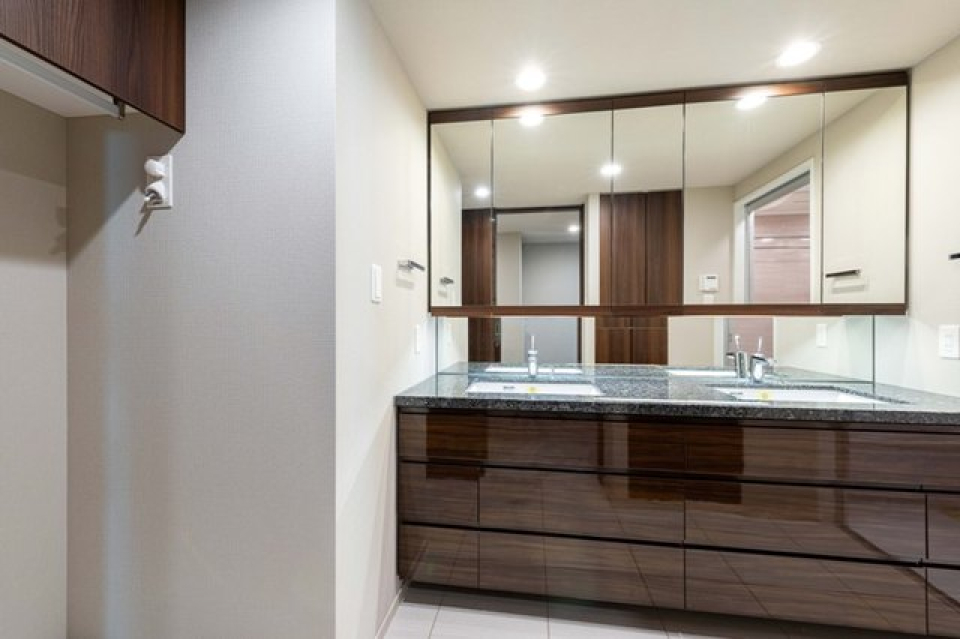 ラグジュアリーな洗面台は、大きな鏡に、2つ洗面台が取り付けられています。パートナーと並んで歯磨きを。なんて、ドラマみたいですね！
※写真は同タイプ住戸です。