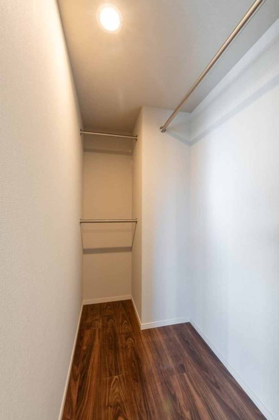 ウォークインクローゼット。たっぷりと収納出来そうです。
※写真は同タイプ住戸です。