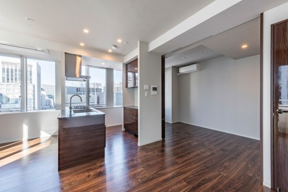 品のあるリビングは、窓に囲まれている為、光が行き届き部屋全体が開放的に見えます。
また、床暖房付きと、快適に過ごせる空間になっております。
※写真は同タイプ住戸です。