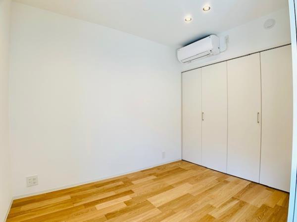 ５．１帖の洋室にはクローゼットが完備。