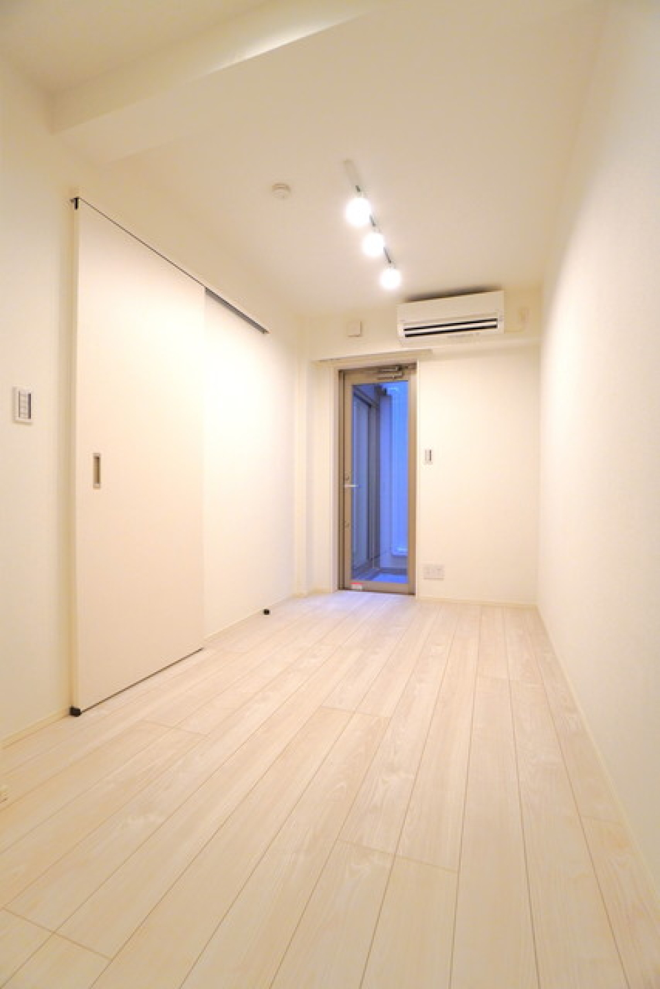 洋室は５．７帖と５．０帖があります。※写真は同タイプ住戸です。