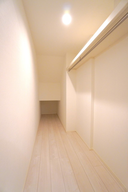 ５．６帖の個室からは広いウォークインクローゼットにアクセスできます。※写真は同タイプ住戸です。