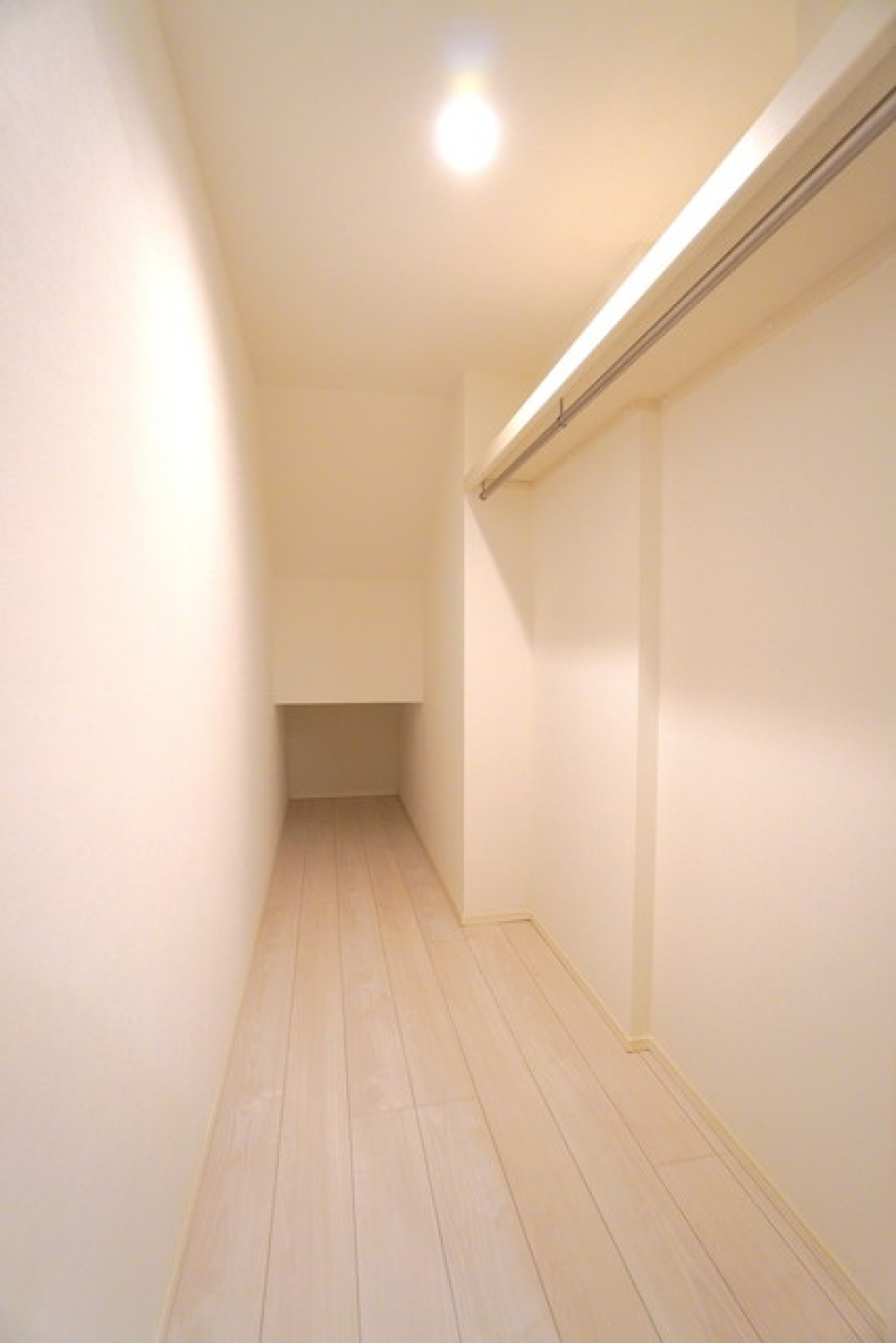 ５．６帖の個室からは広いウォークインクローゼットにアクセスできます。※写真は同タイプ住戸です。